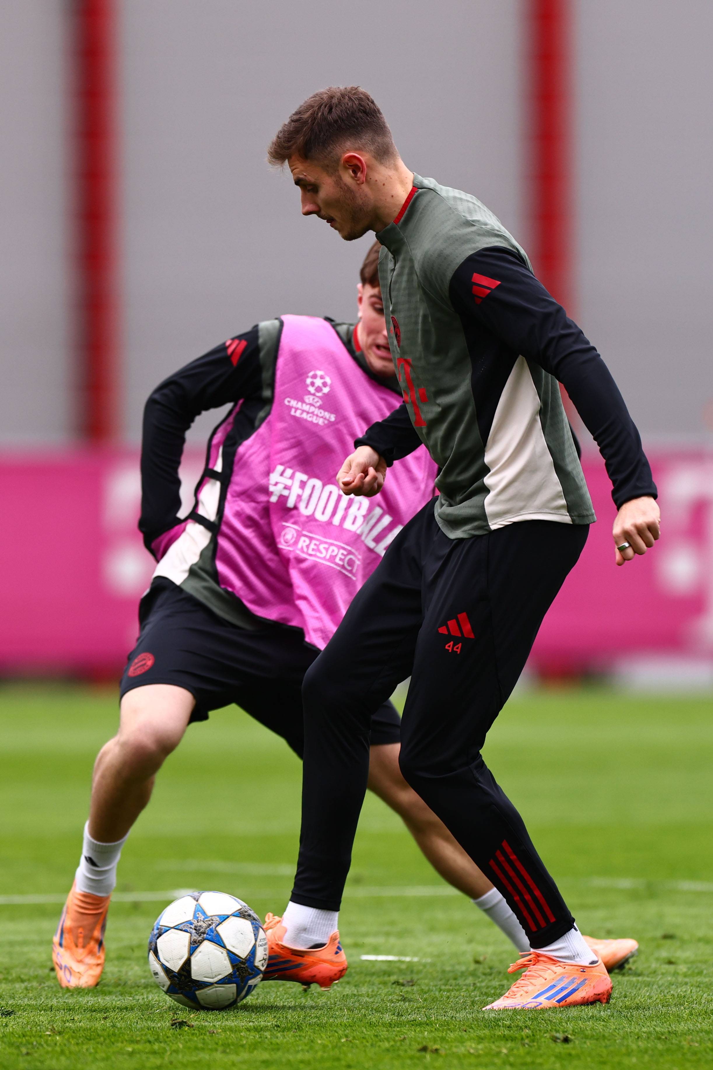 德甲金靴英超落寞 转战意甲9轮0球1助 米兰3700万欧要打水漂（德甲射手王英超失意，转投意甲9场0球1助，米兰3700万欧恐成泡影）